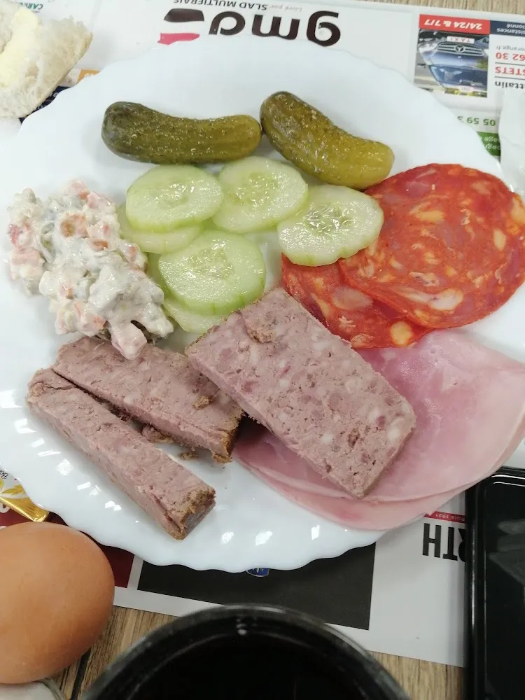 Ensalada Y Embutido Muy Rico